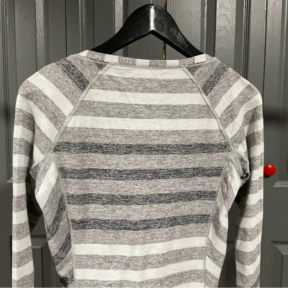 LULULEMON RACE YOUR PACE LONG SLEEVE MARSHMALLOW STRIPE SLATE YOGA DANCE EUC 6 - Picture 9 of 11